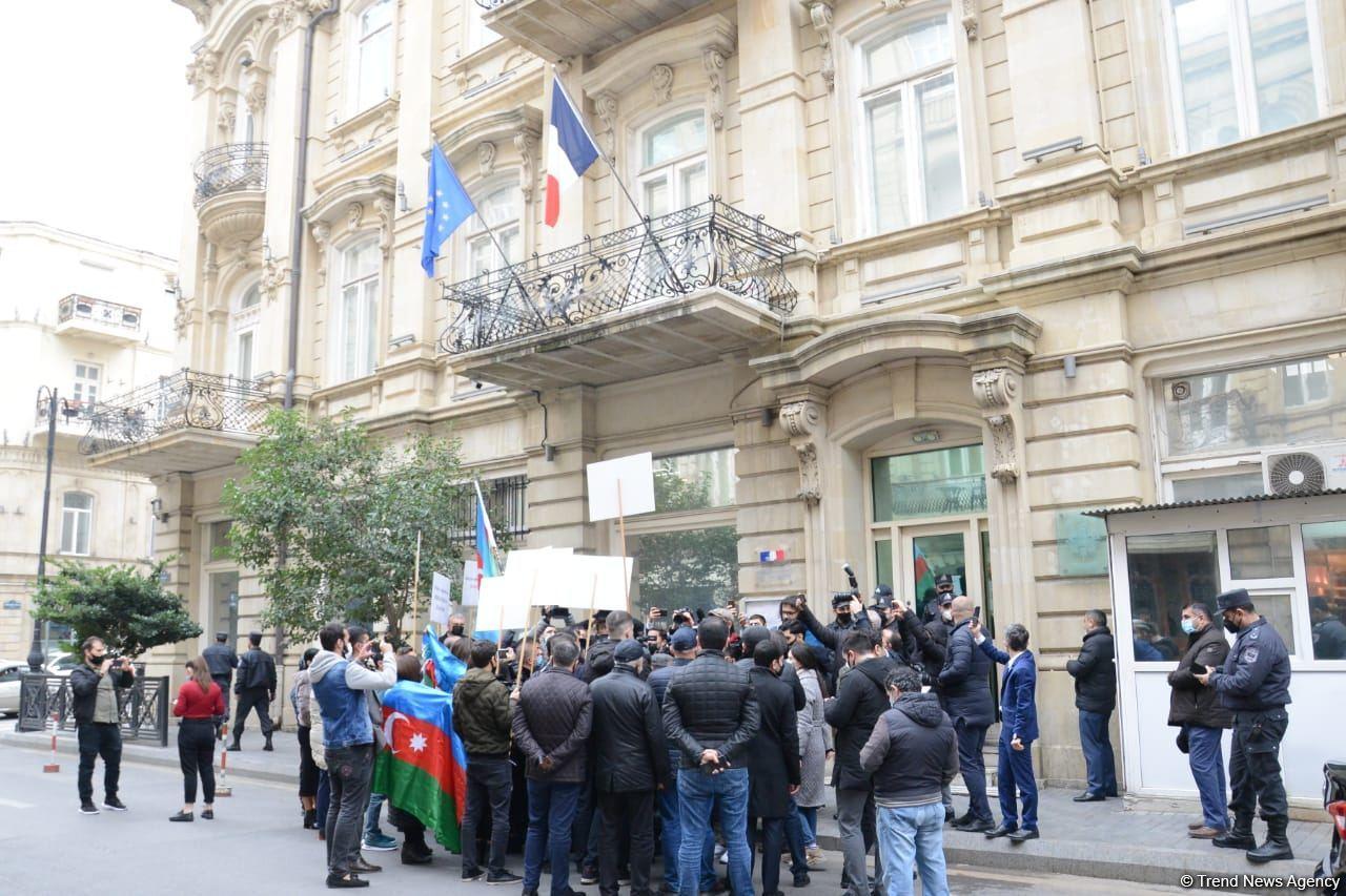 Перед посольством Франции в Баку проходит акция протеста
