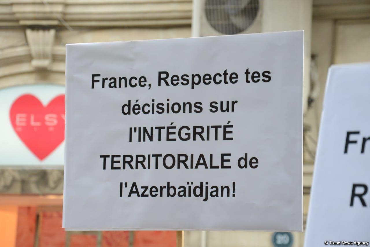 Перед посольством Франции в Баку проходит акция протеста