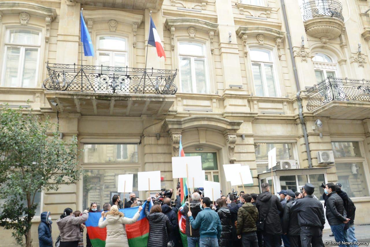 Перед посольством Франции в Баку проходит акция протеста