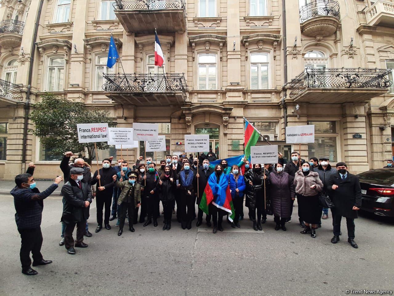 Перед посольством Франции в Баку проходит акция протеста