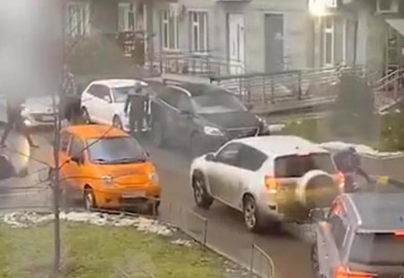 В Москве произошла массовая драка из-за заблокированного выезда
