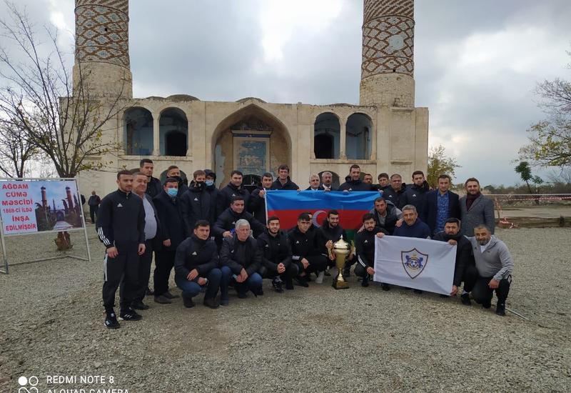 Представители дипкорпуса и ФК "Карабах" в Агдамской мечети