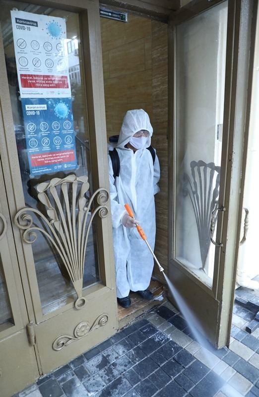В Баку проводят дезинфекцию улиц