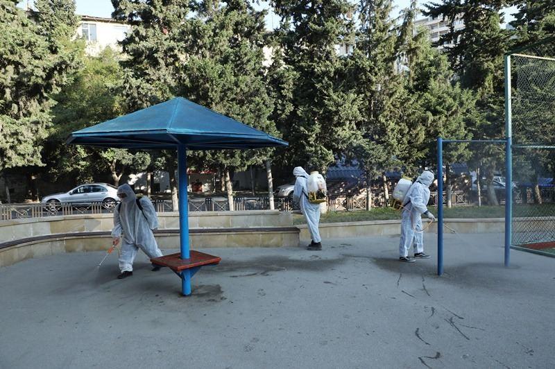 В Баку проводят дезинфекцию улиц