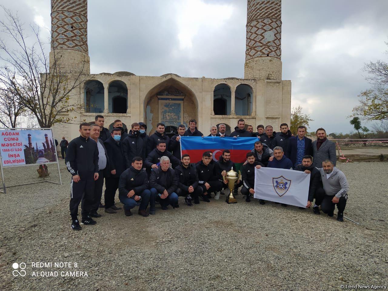 Представители дипкорпуса и ФК "Карабах" в Агдамской мечети