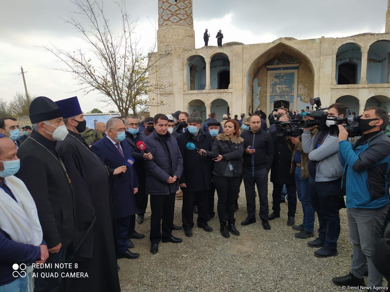 Представители дипкорпуса и ФК "Карабах" в Агдамской мечети