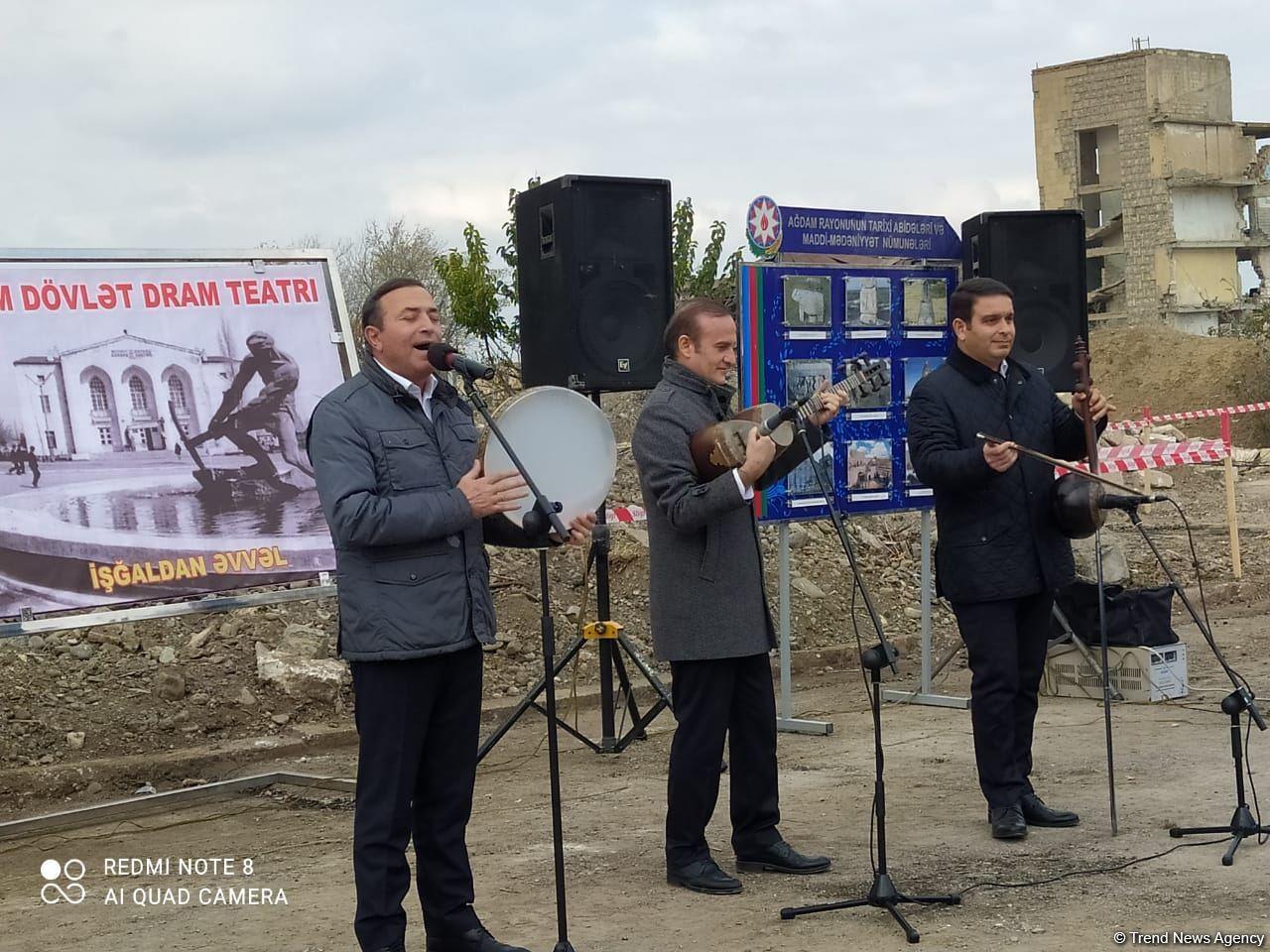 Представители дипкорпуса и ФК "Карабах" в Агдамской мечети
