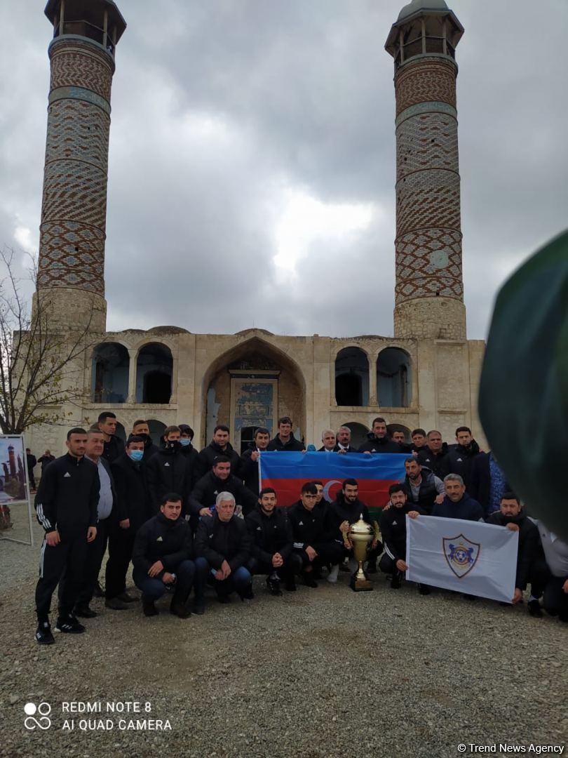 Представители дипкорпуса и ФК "Карабах" в Агдамской мечети