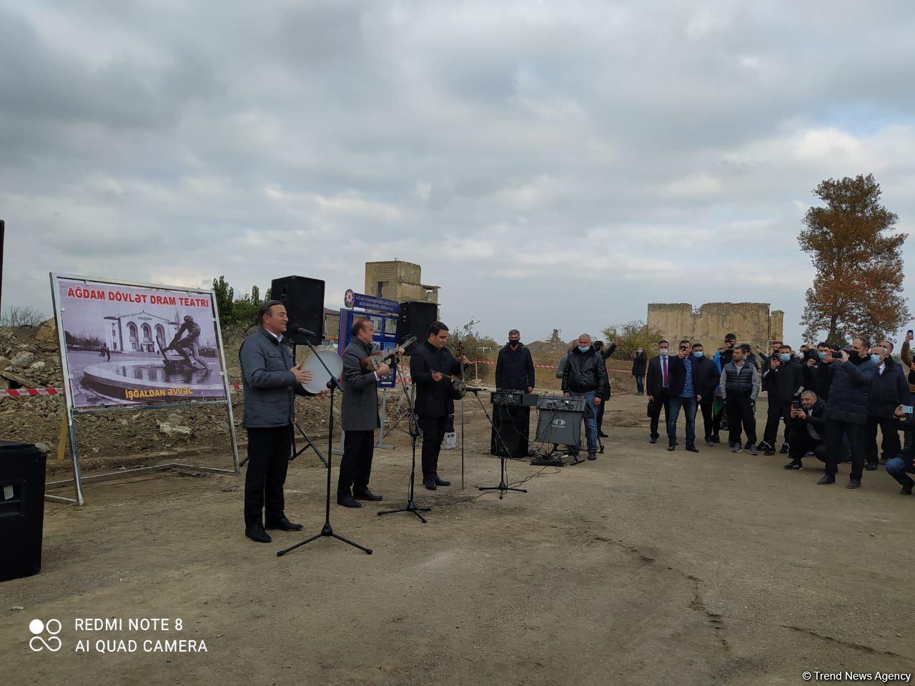 Представители дипкорпуса и ФК "Карабах" в Агдамской мечети