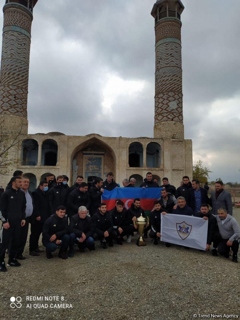 Представители дипкорпуса и ФК "Карабах" в Агдамской мечети