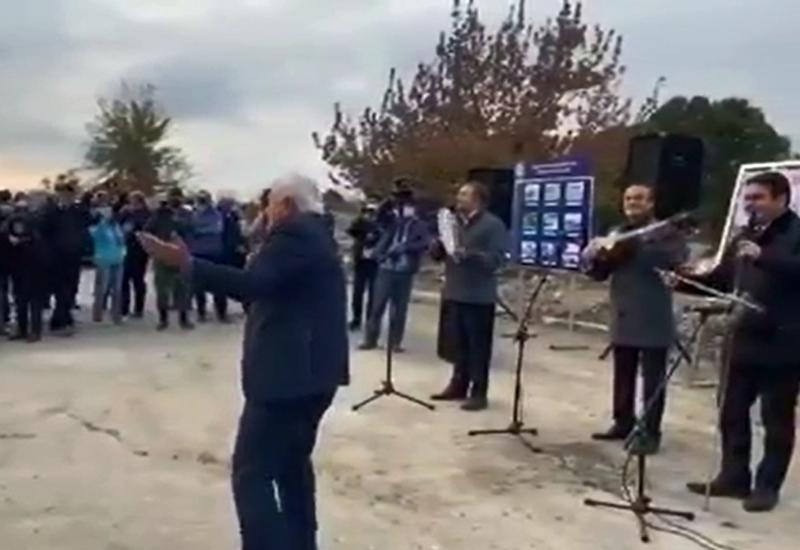 Мансум Ибрагимов поет, Агиль Аббас танцует - трогательное видео из освобожденного Агдама