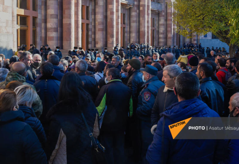 Родители армянских солдат митингуют перед зданием правительства