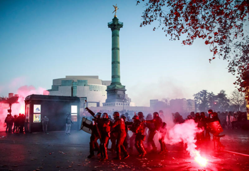 Париж превратился в поле боя из-за массовых протестов