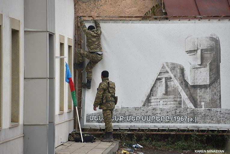 Азербайджанские военнослужащие украсили город Лачин флагами