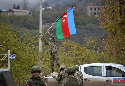 Азербайджанские военнослужащие украсили город Лачин флагами - ФОТО