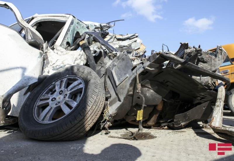 В Баку столкнулись два автомобиля, есть погибший