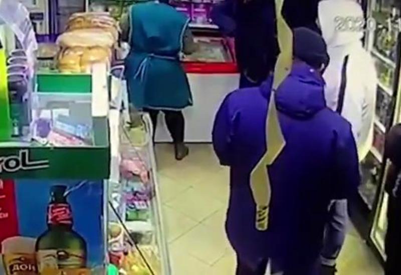 Посетители магазина скрутили грабителя, когда тот пытался достать пистолет