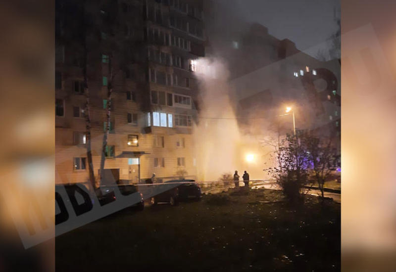 Фонтан высотой в три этажа забил из-под земли в Петербурге