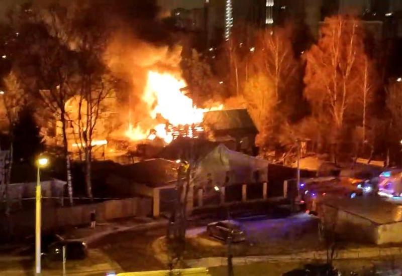 В Подмосковье полицейский спас людей из пожара и потушил горящий дом