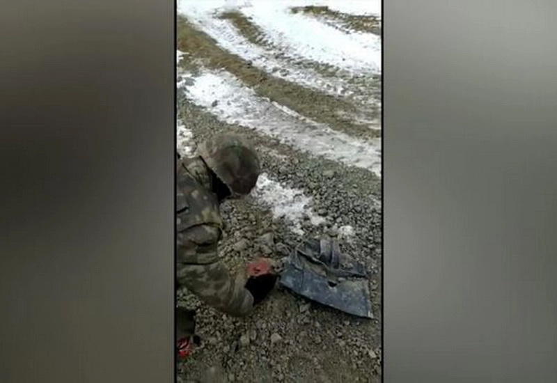 Азербайджанские военнослужащие с чувством юмора очищают от мин Кельбаджар