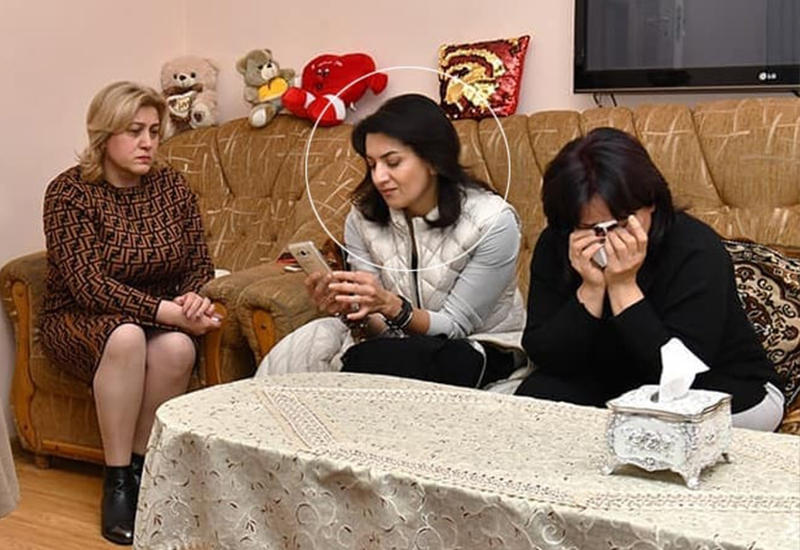 Жена Пашиняна развлекается в телефоне, пока мать убитого солдата плачет навзрыд