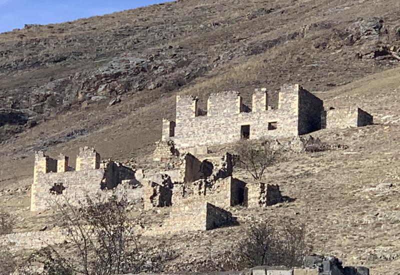 Армяне разрушили могилы на кладбище в Кельбаджаре