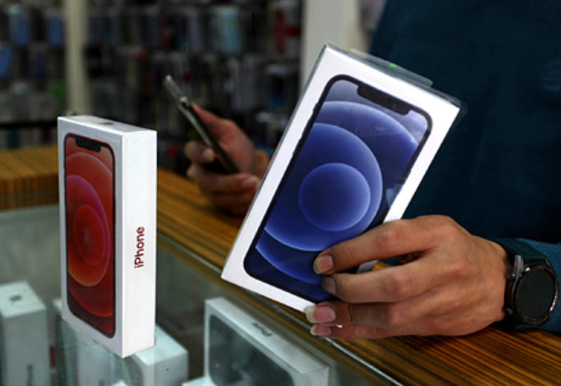 Apple заставят класть зарядник в коробку с iPhone