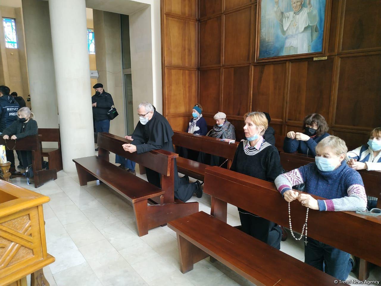 В Католической церкви Баку отслужили мессу в память об азербайджанских шехидах
