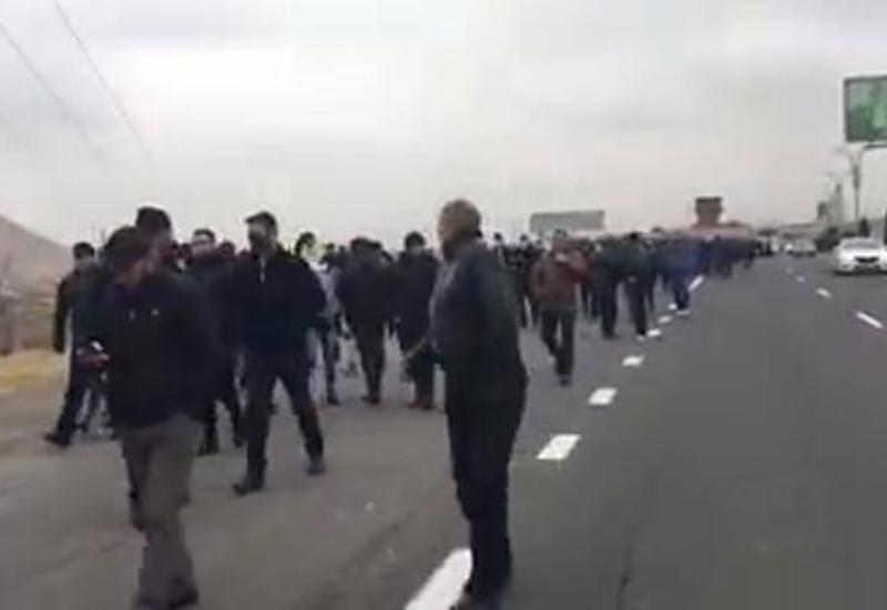 Люди со всей Армении идут пешком в Ереван на митинг против Пашиняна