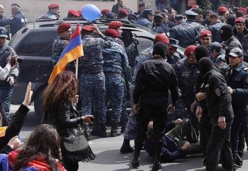 В центре Еревана проходит многотысячный митинг с требованием отставки Пашиняна