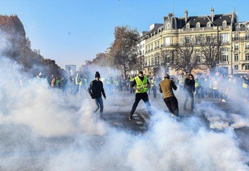 Полиция применила газ на акции протеста в Париже