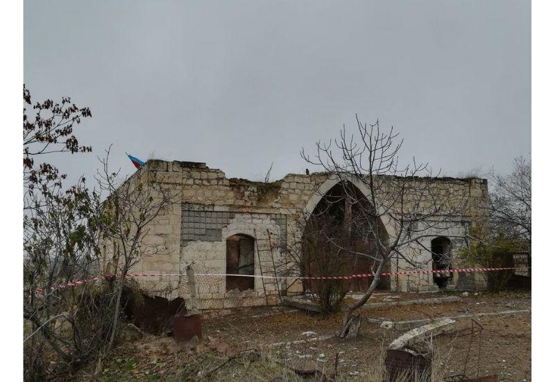 Корреспондент "Коммерсант" показал разрушенные армянами азербайджанские кладбища и мечети в Агдаме