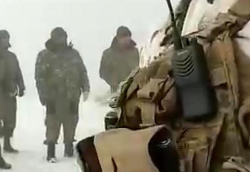 Армянские солдаты сдали оружие азербайджанским войскам