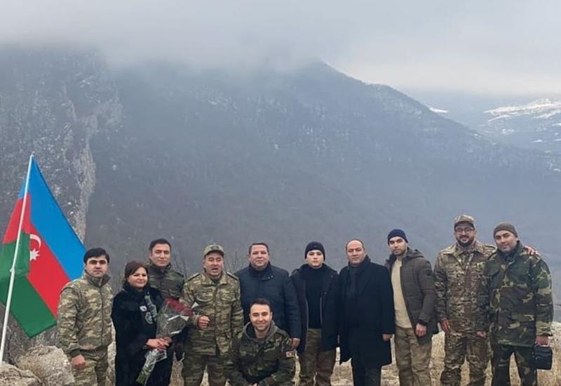 Известные певцы исполнили песню "Şuşanın dağları" в городе Шуша