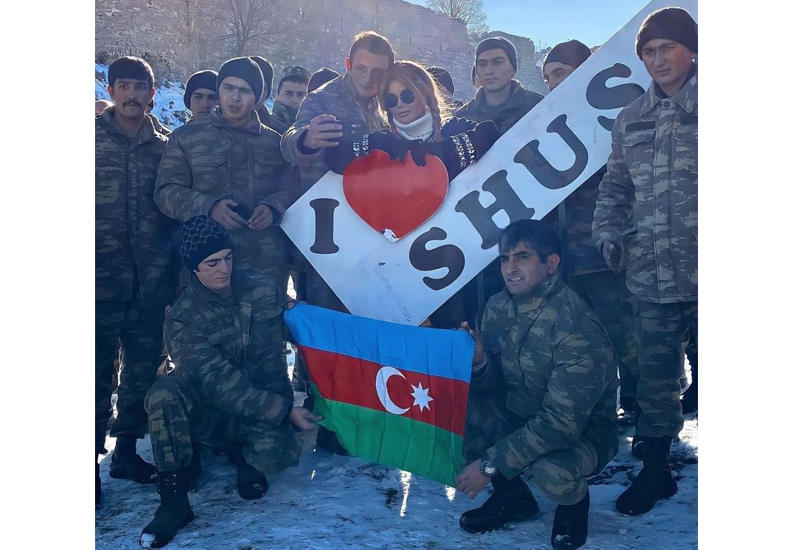 Айгюн Кязымова и азербайджанские солдаты передают привет из Шуши