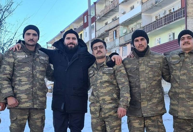 Чингиз Мустафаев исполнил в городе Шуша песню "Я стал шехидом"