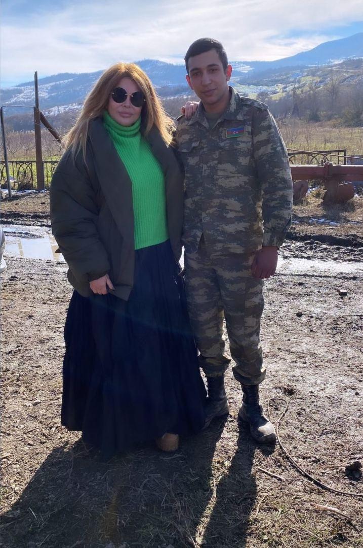 Айгюн Кязымова и азербайджанские солдаты передают привет из Шуши