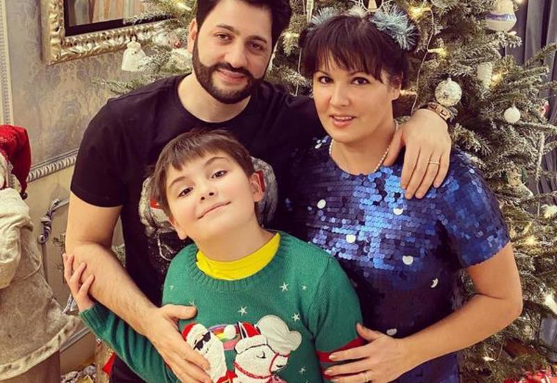 Анна Нетребко показала, как отпраздновала Рождество с семьей и друзьями