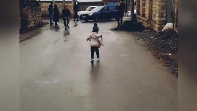 Müharibədən dönən qazimizin oğlu ilə görüş anı hər kəsi duyğulandırdı