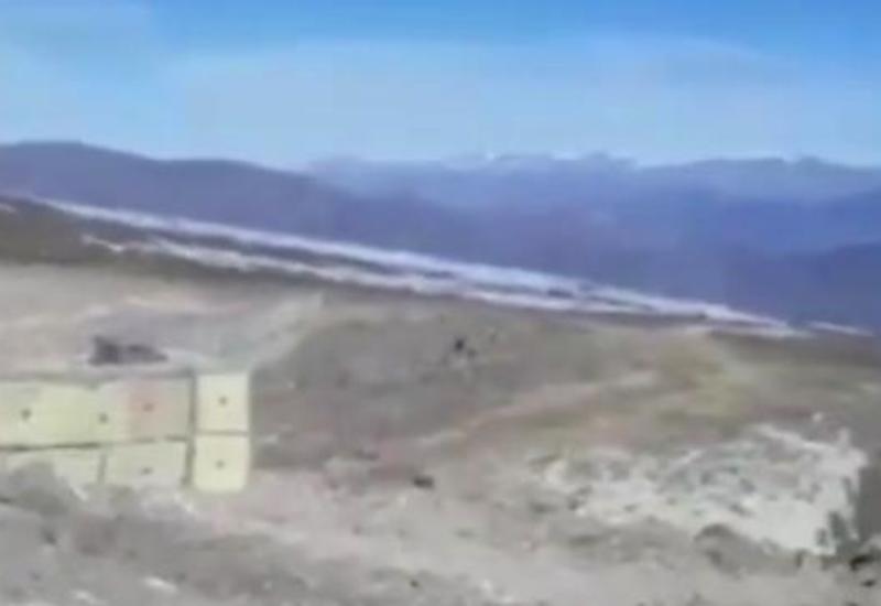 Азербайджанские военнослужащие показали пост на границе с Арменией