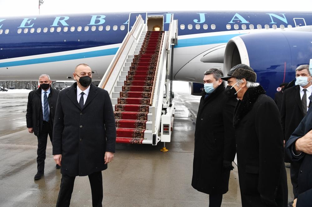 Президент Ильхам Алиев прибыл с рабочим визитом в Москву по приглашению Владимира Путина
