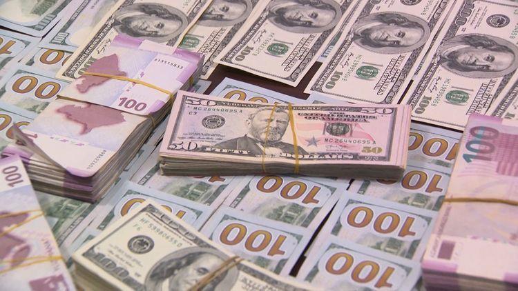 В Баку задержан мужчина, продававший доллары дороже официального курса