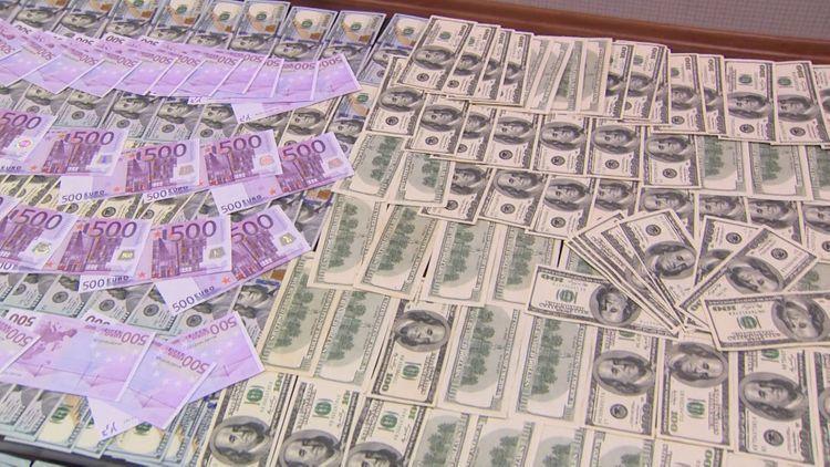 В Баку задержан мужчина, продававший доллары дороже официального курса