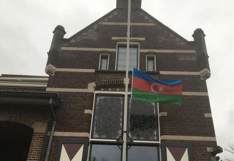 В нидерландском городе Остервейк на здании мэрии вывешен азербайджанский флаг в память о директоре "Baku Network" Эльхане Алескерове
