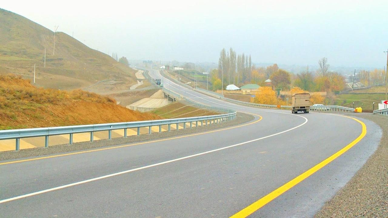 В Азербайджане завершено строительство двух дорог
