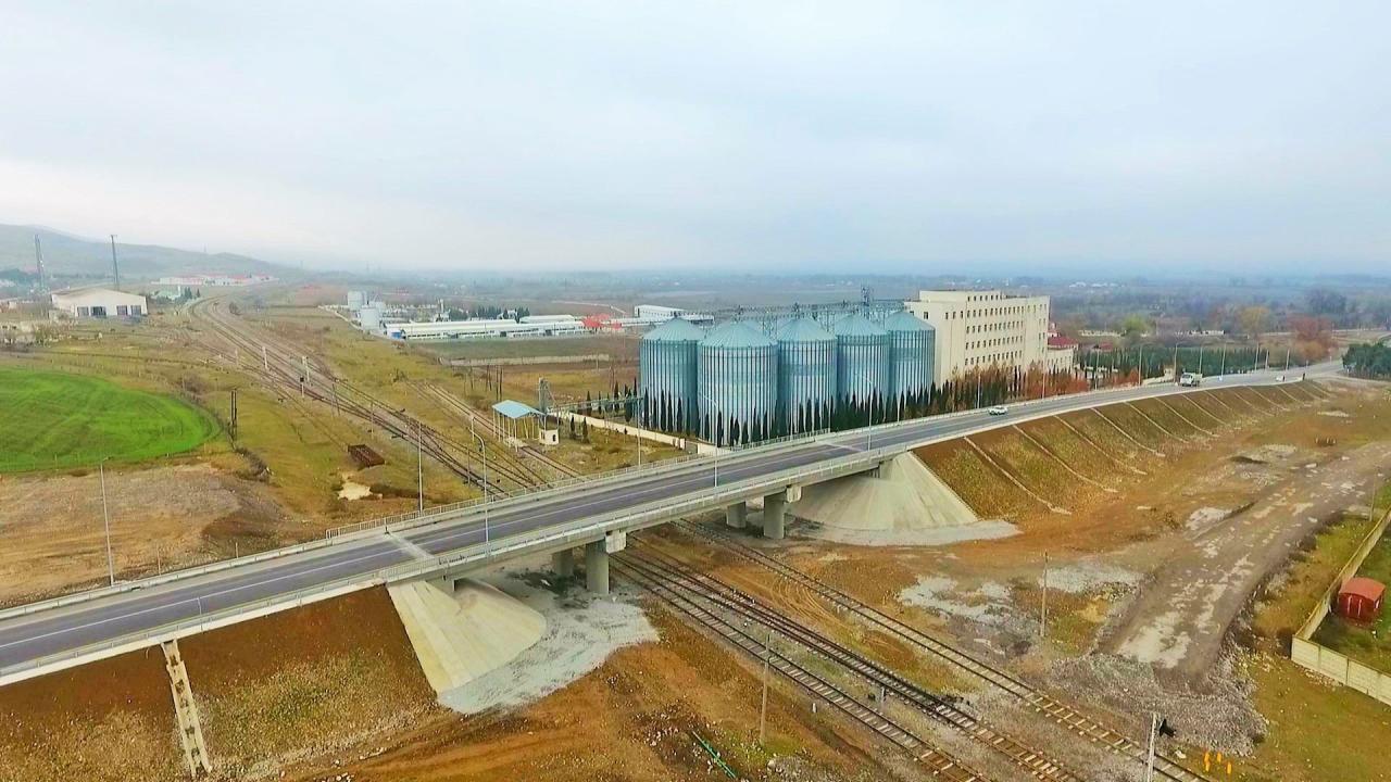 В Азербайджане завершено строительство двух дорог