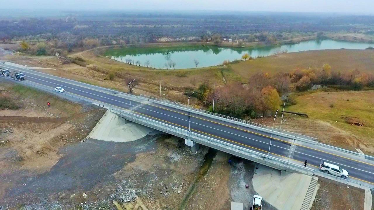В Азербайджане завершено строительство двух дорог