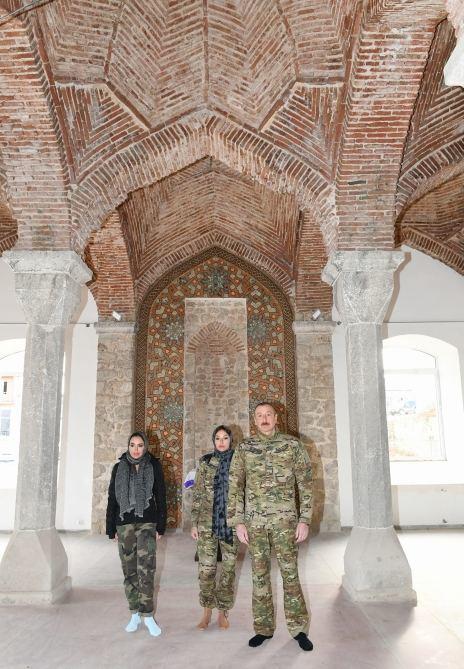 Президент Азербайджана Ильхам Алиев и Первая леди Мехрибан Алиева посетили мечеть в Шуше