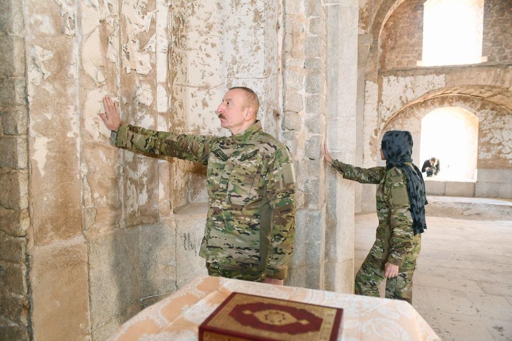 Президент Азербайджана Ильхам Алиев и Первая леди Мехрибан Алиева посетили мечеть в Шуше
