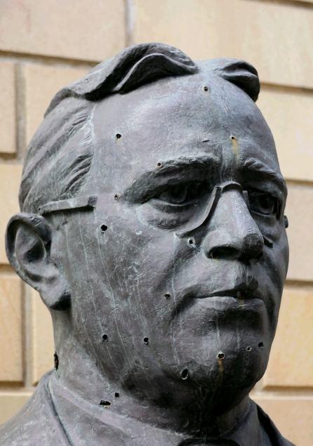 Кто создал памятники Хуршидбану Натаван, Узеира Гаджибейли и Бюльбюля, возвращенные в Шушу